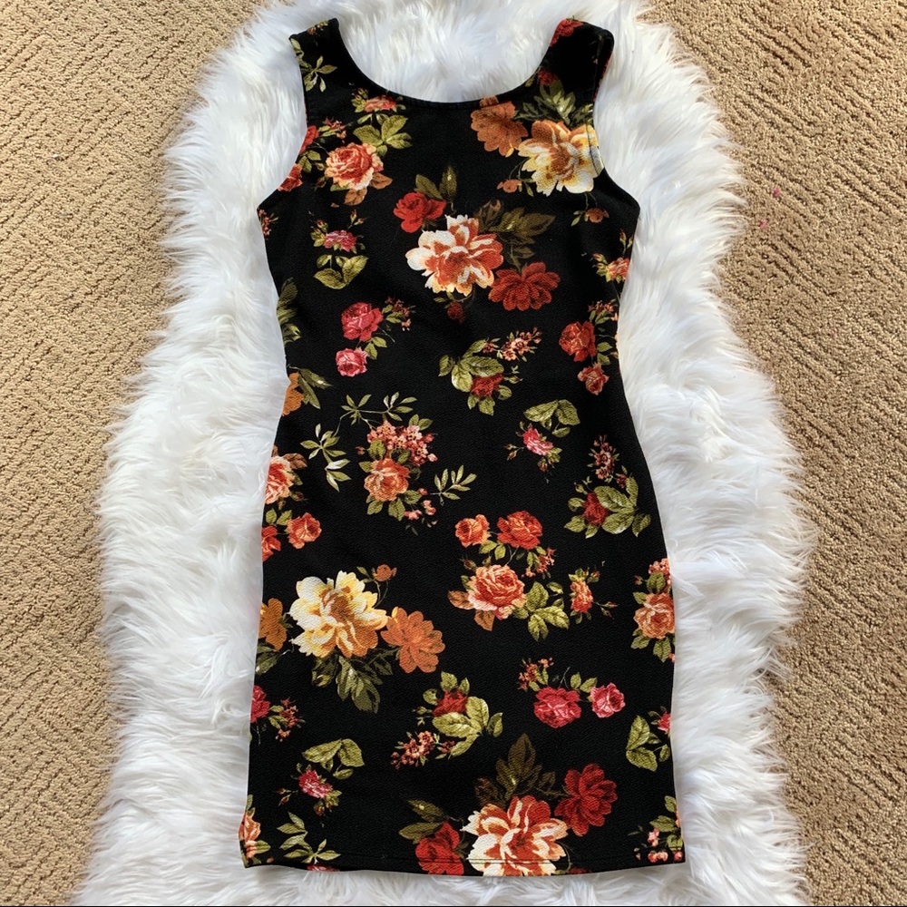 🌻Floral bodycon dress🌻 - Picture 2 of 6